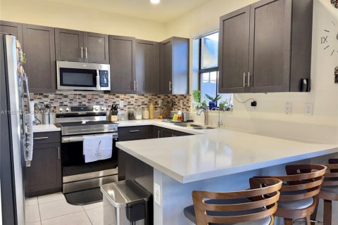 Townhouse in Hialeah, Florida 3 bedrooms, 158.68 sq.m. № 2017454 - photo 6