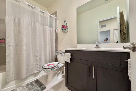 Townhouse in Hialeah, Florida 3 bedrooms, 158.68 sq.m. № 2017454 - photo 25