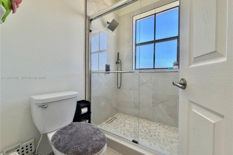 Townhouse in Hialeah, Florida 3 bedrooms, 158.68 sq.m. № 2017454 - photo 23