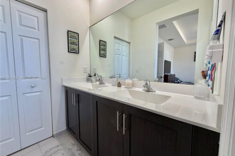 Townhouse in Hialeah, Florida 3 bedrooms, 158.68 sq.m. № 2017454 - photo 22