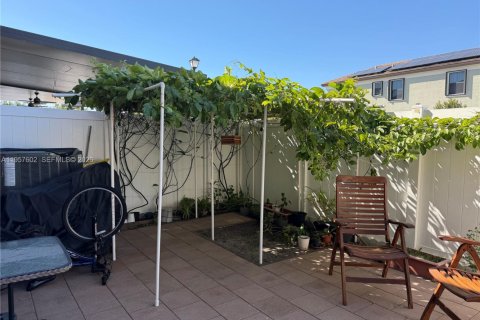 Townhouse in Hialeah, Florida 3 bedrooms, 158.68 sq.m. № 2017454 - photo 12