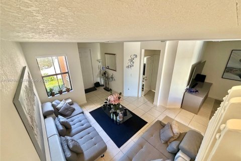 Townhouse in Hialeah, Florida 3 bedrooms, 158.68 sq.m. № 2017454 - photo 30