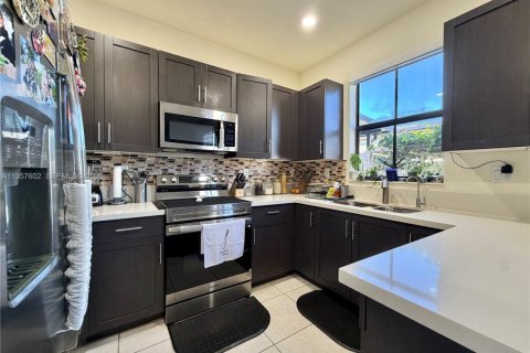 Townhouse in Hialeah, Florida 3 bedrooms, 158.68 sq.m. № 2017454 - photo 10