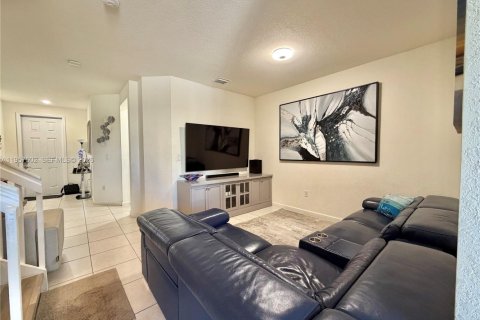 Townhouse in Hialeah, Florida 3 bedrooms, 158.68 sq.m. № 2017454 - photo 5