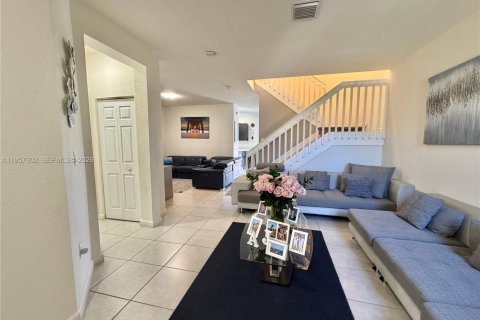 Townhouse in Hialeah, Florida 3 bedrooms, 158.68 sq.m. № 2017454 - photo 2