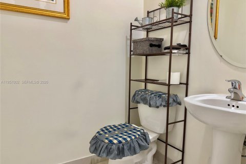 Townhouse in Hialeah, Florida 3 bedrooms, 158.68 sq.m. № 2017454 - photo 16