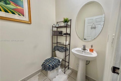 Townhouse in Hialeah, Florida 3 bedrooms, 158.68 sq.m. № 2017454 - photo 15
