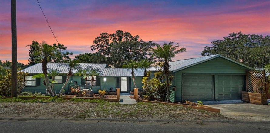 House in Tavares, Florida 3 bedrooms, 112.6 sq.m. № 1904041