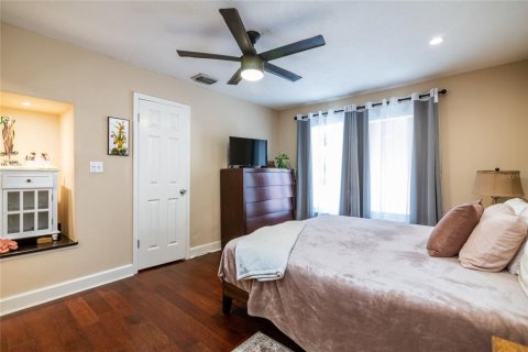 Townhouse in Saint Petersburg, Florida 2 bedrooms, 118.91 sq.m. № 1903894 - photo 13