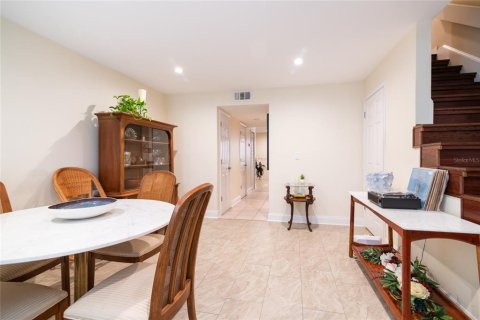 Townhouse in Saint Petersburg, Florida 2 bedrooms, 118.91 sq.m. № 1903894 - photo 2