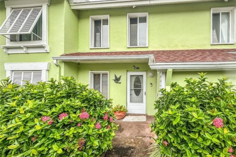 Townhouse in Saint Petersburg, Florida 2 bedrooms, 118.91 sq.m. № 1903894 - photo 1