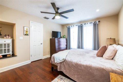 Townhouse in Saint Petersburg, Florida 2 bedrooms, 118.91 sq.m. № 1903894 - photo 9