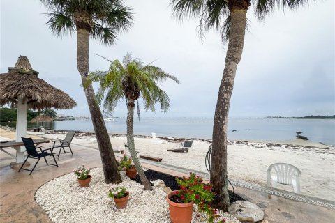 Townhouse in Saint Petersburg, Florida 2 bedrooms, 118.91 sq.m. № 1903894 - photo 23