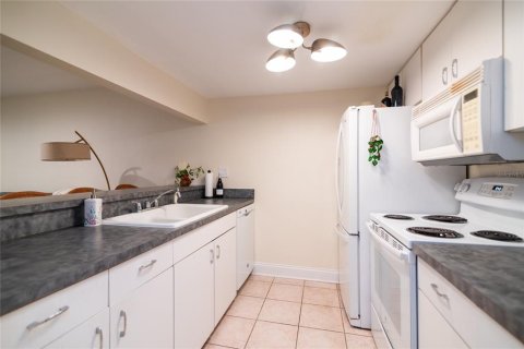 Townhouse in Saint Petersburg, Florida 2 bedrooms, 118.91 sq.m. № 1903894 - photo 16