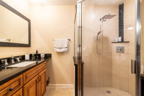 Townhouse in Saint Petersburg, Florida 2 bedrooms, 118.91 sq.m. № 1903894 - photo 12