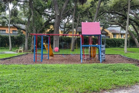Townhouse in Saint Petersburg, Florida 2 bedrooms, 118.91 sq.m. № 1903894 - photo 24