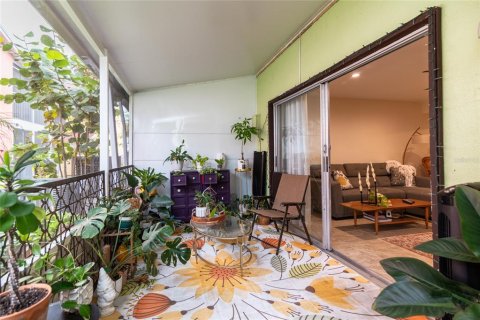 Townhouse in Saint Petersburg, Florida 2 bedrooms, 118.91 sq.m. № 1903894 - photo 17