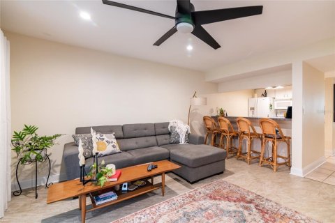 Townhouse in Saint Petersburg, Florida 2 bedrooms, 118.91 sq.m. № 1903894 - photo 7