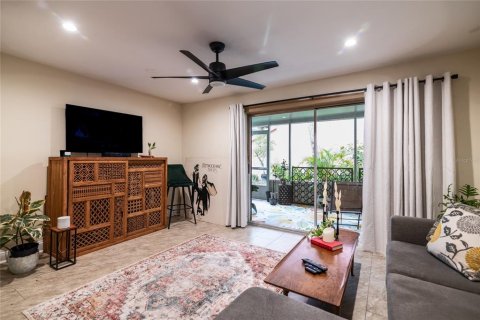 Townhouse in Saint Petersburg, Florida 2 bedrooms, 118.91 sq.m. № 1903894 - photo 5