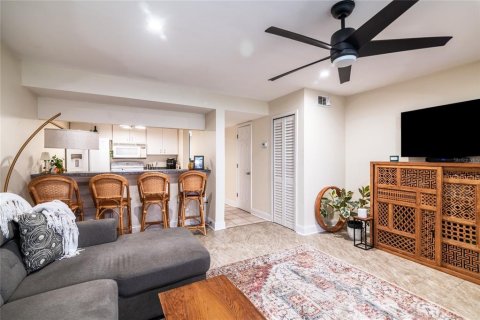 Townhouse in Saint Petersburg, Florida 2 bedrooms, 118.91 sq.m. № 1903894 - photo 6