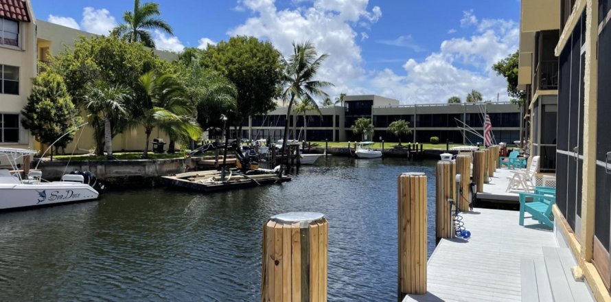Apartment in Pompano Beach, Florida 2 bedrooms, 117.52 sq.m. № 2146117
