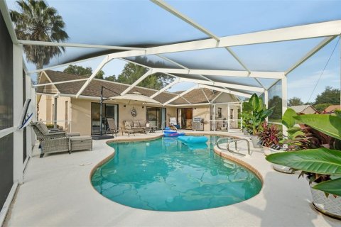 House in Zephyrhills, Florida 3 bedrooms, 125.6 sq.m. № 2303180 - photo 2