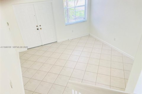 Снять в аренду таунхаус в Мирамар, Флорида 3 спальни, 153.29м2, № 2004635 - фото 2