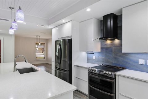 House in Sarasota, Florida 3 bedrooms, 149.11 sq.m. № 1795800 - photo 9