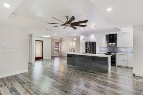 House in Sarasota, Florida 3 bedrooms, 149.11 sq.m. № 1795800 - photo 5