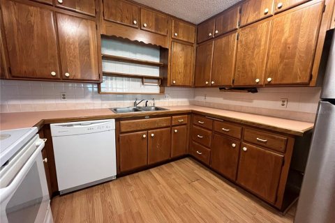 House in Frostproof, Florida 4 bedrooms, 231.33 sq.m. № 2209247 - photo 8