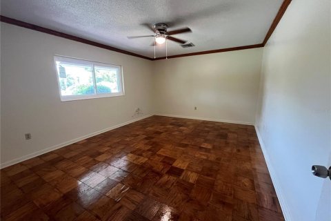 House in Frostproof, Florida 4 bedrooms, 231.33 sq.m. № 2209247 - photo 27
