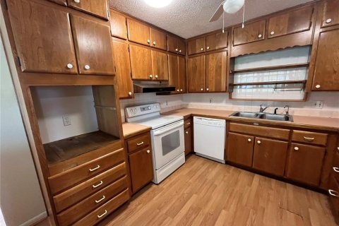 House in Frostproof, Florida 4 bedrooms, 231.33 sq.m. № 2209247 - photo 9