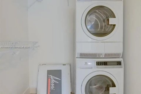 Снять в аренду кондоминиум в Корал-Гейблс, Флорида 2 спальни, 77.48м2, № 2062621 - фото 10