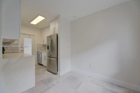 Снять в аренду кондоминиум в Корал-Гейблс, Флорида 2 спальни, 77.48м2, № 2062621 - фото 6