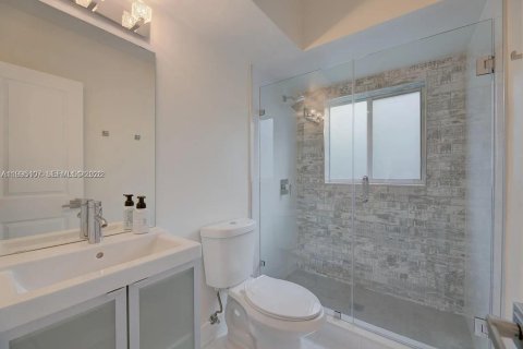 Снять в аренду кондоминиум в Корал-Гейблс, Флорида 2 спальни, 77.48м2, № 2062621 - фото 3