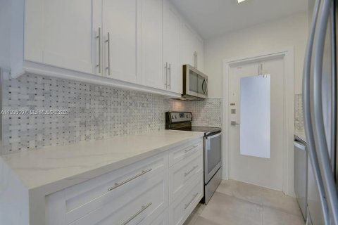 Снять в аренду кондоминиум в Корал-Гейблс, Флорида 2 спальни, 77.48м2, № 2062621 - фото 5