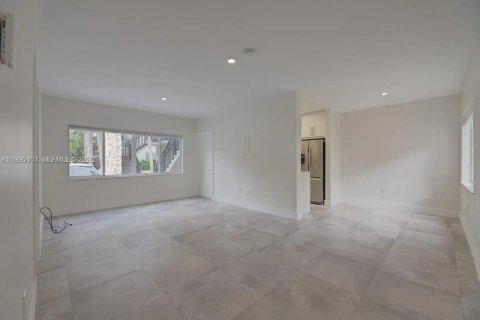 Снять в аренду кондоминиум в Корал-Гейблс, Флорида 2 спальни, 77.48м2, № 2062621 - фото 2