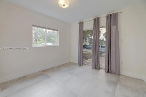 Снять в аренду кондоминиум в Корал-Гейблс, Флорида 2 спальни, 77.48м2, № 2062621 - фото 7