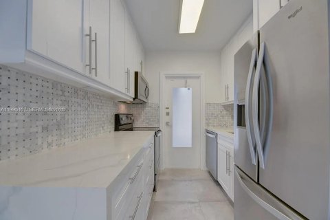 Снять в аренду кондоминиум в Корал-Гейблс, Флорида 2 спальни, 77.48м2, № 2062621 - фото 4