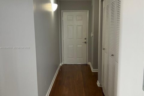 Снять в аренду кондоминиум в Холливуд, Флорида 2 спальни, 118.91м2, № 1992752 - фото 13