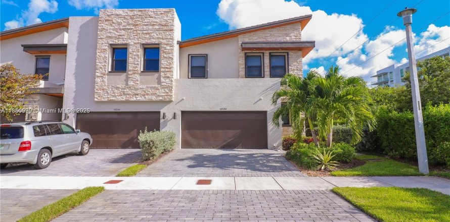Townhouse in Doral, Florida 3 bedrooms, 195.09 sq.m. № 1859127