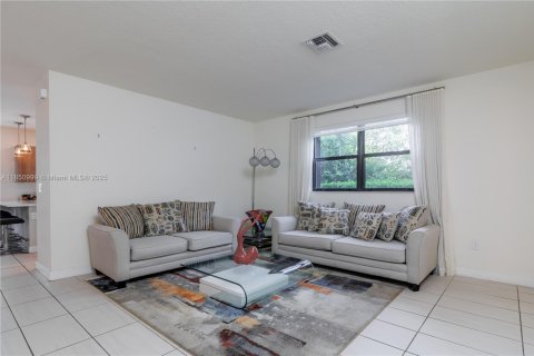 Townhouse in Doral, Florida 3 bedrooms, 195.09 sq.m. № 1859127 - photo 10