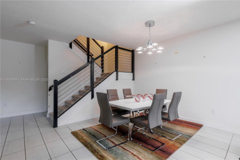 Townhouse in Doral, Florida 3 bedrooms, 195.09 sq.m. № 1859127 - photo 17