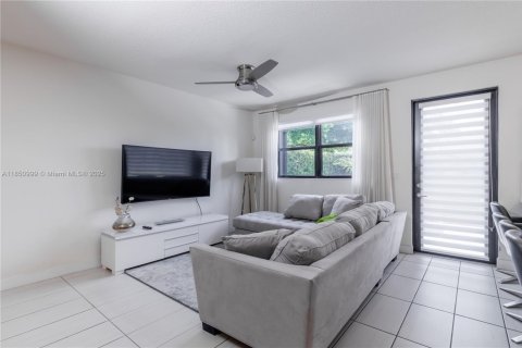 Townhouse in Doral, Florida 3 bedrooms, 195.09 sq.m. № 1859127 - photo 23