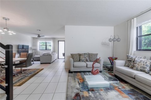 Townhouse in Doral, Florida 3 bedrooms, 195.09 sq.m. № 1859127 - photo 8