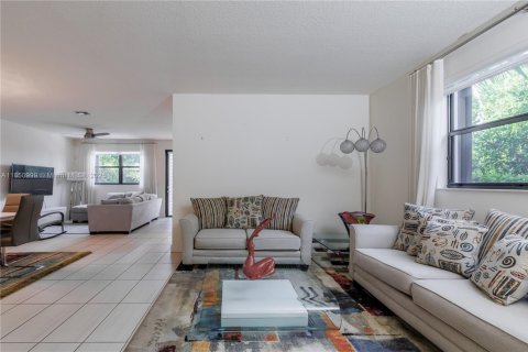 Townhouse in Doral, Florida 3 bedrooms, 195.09 sq.m. № 1859127 - photo 9