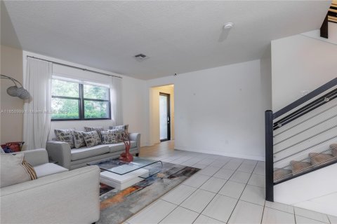 Townhouse in Doral, Florida 3 bedrooms, 195.09 sq.m. № 1859127 - photo 12