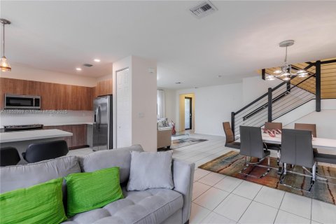 Townhouse in Doral, Florida 3 bedrooms, 195.09 sq.m. № 1859127 - photo 16