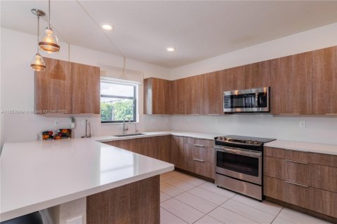 Townhouse in Doral, Florida 3 bedrooms, 195.09 sq.m. № 1859127 - photo 26