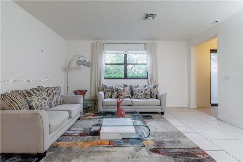 Townhouse in Doral, Florida 3 bedrooms, 195.09 sq.m. № 1859127 - photo 11